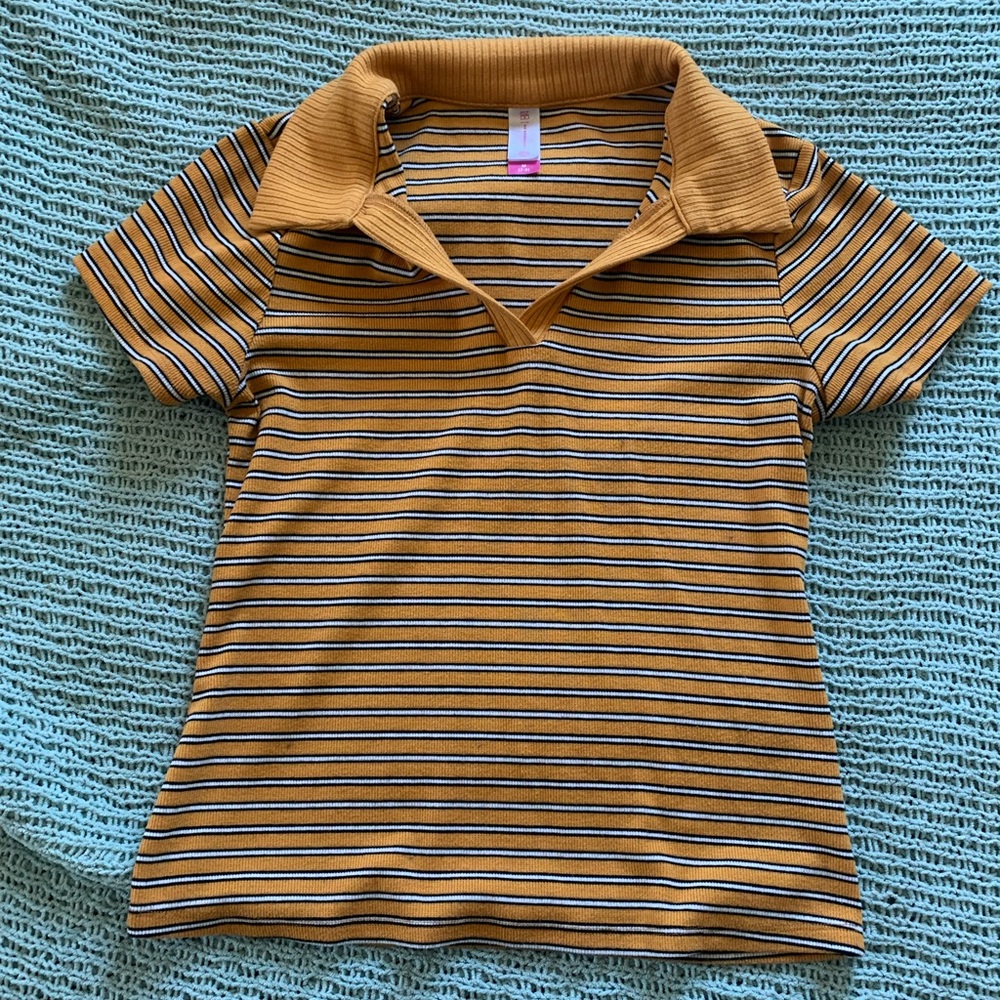 T-shirt with collar